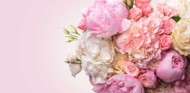 Pembe ve beyaz şakayık demeti, güller, ortancalar ve Asya düğün çiçekleri. Pembe arka planda izole edin. Tebrikler.