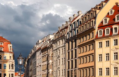 Dresden, tarihi merkez. Neumarkt 'tan yeniden inşa edilen evlerin görüntüsü