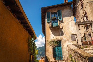 İtalya 'da Como Gölü' ndeki Ponte del lago, Nesso binalarının manzarası.