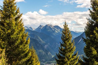 Alp manzarası. Bir yaz günü Alp dağlarının ve köyün manzarası