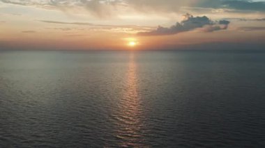 Denizde Sunset 'in havadan görünüşü. Yüksek kalite 4k görüntü