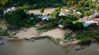 Nehirde teknesi olan dağdaki Longneck Karen köyü. Mae Hong Son, Tayland. Yüksek kalite 4k görüntü