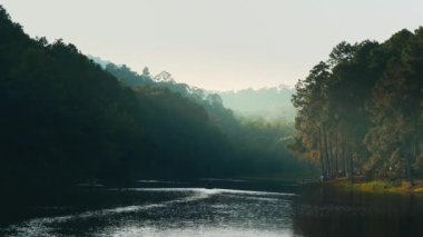 Gün batımında huzurlu göl. Pang Oung Gölü, Tayland. Yüksek kalite 4k görüntü