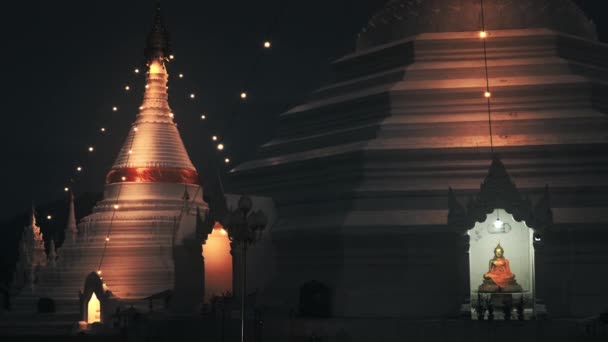 Прекрасная Белая Буддийская Пагода Храма Ночью Таиланде Ступа Буддой Огнями — стоковое видео