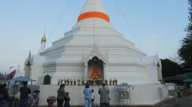 Tayland 'da insanlarla dolu güzel beyaz tapınak tapınağı. Mae Hong 'un Stupa' sı. Yüksek kalite 4k görüntü