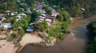 Nehirde teknesi olan dağdaki Longneck Karen köyü. Mae Hong Son, Tayland. Yüksek kalite 4k görüntü