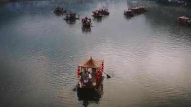 Tayland 'da gölde sisli Asya Çin teknesi. Hava görüntüsü ileri. Yüksek kalite 4k görüntü