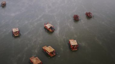 Tayland 'da gölde sisli Asya Çin teknesi. Hava görüntüsü. Yüksek kalite 4k görüntü