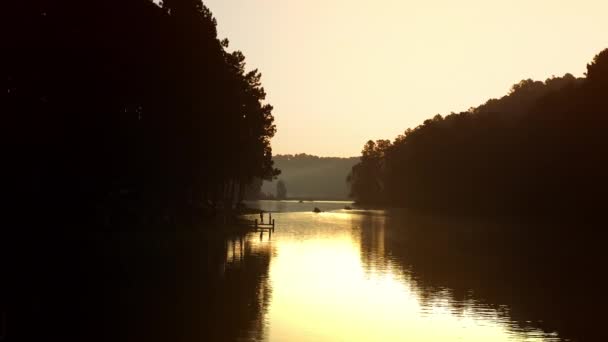 日出时 空中拍了一张湖上的照片 泰国庞旺湖的日出 高质量的4K镜头 — 图库视频影像