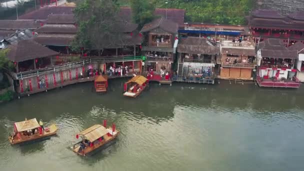 Ασιατικό Κινέζικο Σκάφος Μια Πόλη Στην Ταϊλάνδη Εναέρια Λήψη Ροτατίφ — Αρχείο Βίντεο