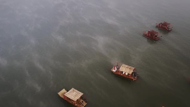 Aereo Girato Sopra Barca Cinese Asiatica Con Nebbia Lago Thailandia — Video Stock