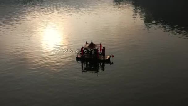 Perahu Cina Asia Dengan Pantulan Matahari Danau Thailand Tembakan Udara — Stok Video