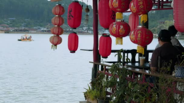 Uomo Asiatico Gode Vista Del Lago Con Lanterne Cinesi Rosse — Video Stock