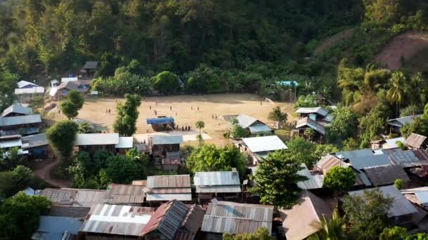 Dağdaki Futbol Sahası Futbol Sahası Olan Longneck Karen Köyü Mae — Stok video