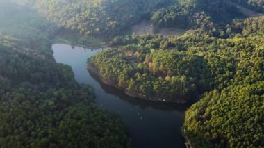 Göl üzerinde hava görüntüsü. Pang Oung Gölü, Tayland. Yüksek kalite 4k görüntü