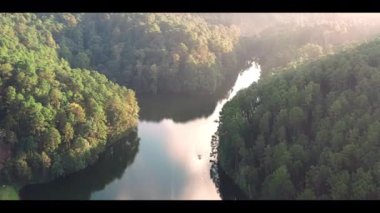 Gün batımında göl ve dağların üzerinden hava görüntüleri. Pang Oung Gölü, Tayland. Yüksek kalite 4k görüntü