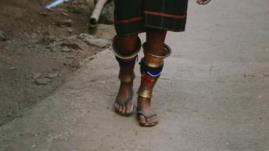 Mae Hong Son, Tayland. Uzunboyun Karen Woman 'ın bacaklarında mücevher yüzükleri. Yüksek kalite 4k görüntü