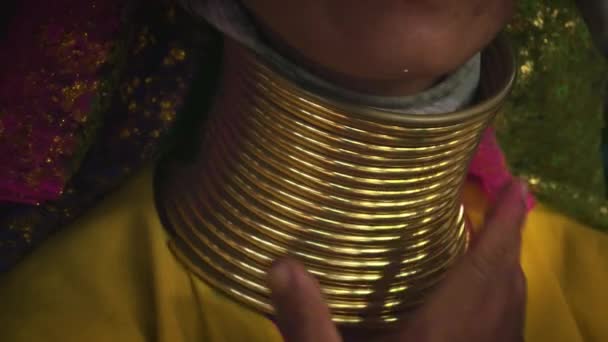 Tajlandia Mae Hong Son Pierścionki Biżuterią Szyi Długonogiej Karen Woman — Wideo stockowe