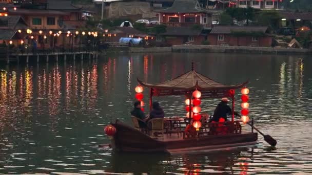 Turisti Una Barca Cinese Asiatica Con Lanterne Rosse Lago Thailandia — Video Stock