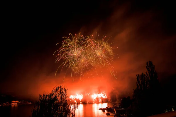 Feuerwerk Über Der Wasseroberfläche — Stockfoto