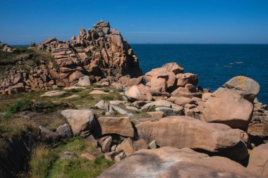 Fransa, Brittany 'deki Cotes d' Armor 'da pembe granit blokları. Pembe granit sahil