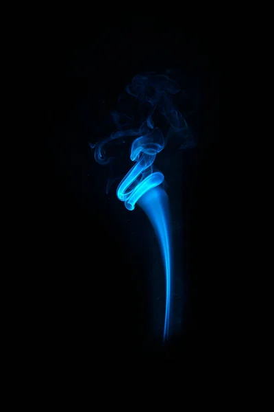 Kavargó Kék Füst Elszigetelt Fekete Háttér — Stock Fotó