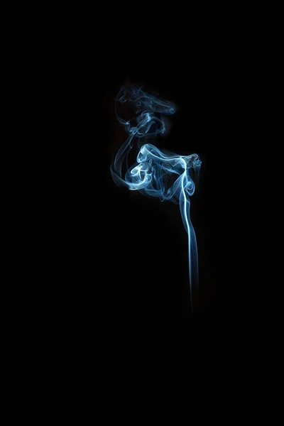 黒い背景に隔離された青い煙の渦 — ストック写真