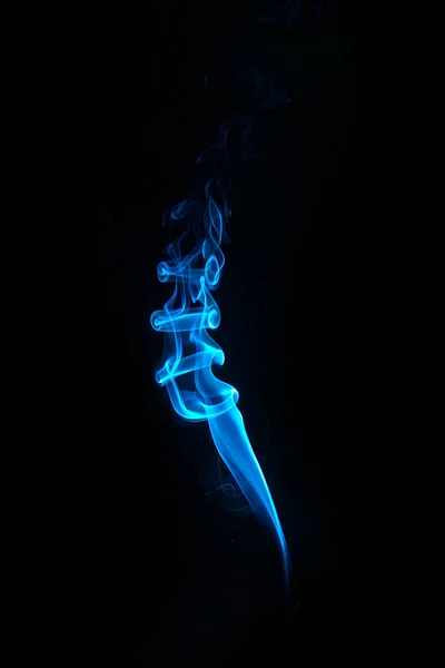 Turbinio Fumo Blu Isolato Sfondo Nero — Foto Stock
