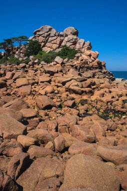 Fransa, Brittany 'deki Cotes d' Armor 'da pembe granit blokları. Pembe granit sahil