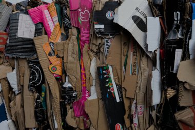 Renkli karton katlanmış, sıkıştırılmış ve geri dönüşüme hazır