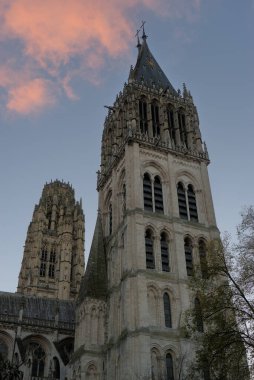 Rouen Katedrali 'nin çan kulesi Arnavutların bahçesinden görülüyor