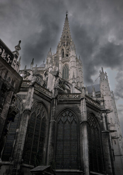 драматический вид на церковь Сен-Маклу в Руане, вид с улицы Мартенвилль