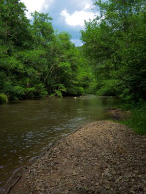 Yazın Auvergne 'deki Puy de Dome' da Sioule nehrinde akıntı var.