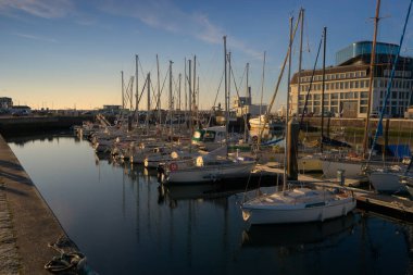 Saint-Valery-en-Caux 'daki balıkçılık ve eğlence limanı sular çekildiğinde. Seine-Maritime, Normandiya, Fransa