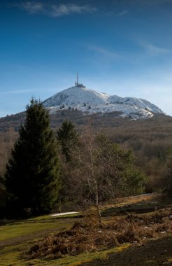 Puy-de-Dome volkanı Auvergne 'de ilkbaharda hala karla kaplıydı.