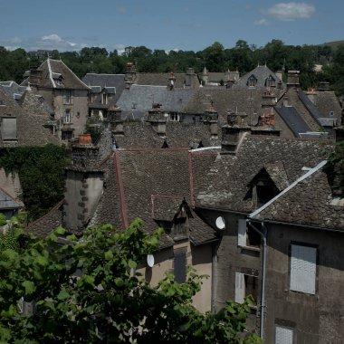 Cantal 'daki Salers köyünün çatıları, tipik tarihi binaların çatıları. Auvergne, Fransa