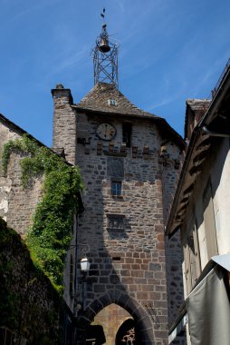 Auvergne 'deki Kanal' da, eski duvarlar ve tarihi bir köyün eski taşları olan...