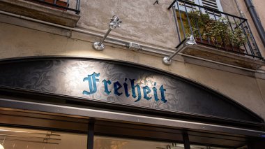 Resim Almanca 'da özgürlük yönünü gösteren bir tabela ve tabela gösteriyor..