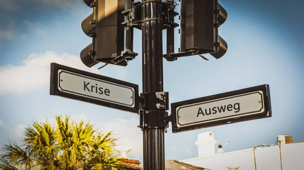 Almanca Nın Iki Farklı Yönünü Gösteren Işaret Direği Olan Bir — Stok fotoğraf