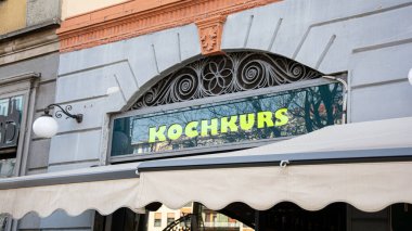 Almanca yemek pişirme kursunda işaret direkleriyle çekilmiş bir resim.