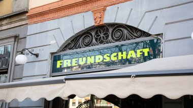 Bu resim bir işaret levhası ve Almanca 'da arkadaşlık yönünü gösteren bir işaret..