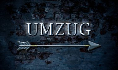 Almanca işaret levhası olan bir resim yer değiştirme yönünü gösteriyor..