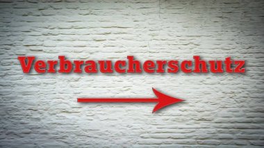 Tüketici koruması yönünü işaret eden Almanca bir işaret direği olan bir resim.