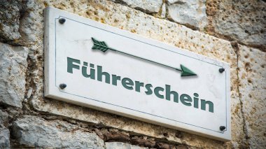 Resim bir tabela ve Almanca bir ehliyetin yönünü gösteren bir tabela gösteriyor..