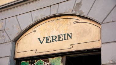 Almanca işaretli bir resim kulübün yönünü gösteriyor..