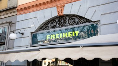Resim Almanca 'da özgürlük yönünü gösteren bir tabela ve tabela gösteriyor..