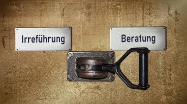 Almanca 'nın iki farklı yönünü gösteren işaret direği olan bir resim. Bir yön avukatı işaret eder, diğeri aldatmayı..