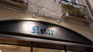 Noterin yönünü gösteren Almanca işaretli bir resim..