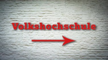 Almanca işaretli bir resim Halk Koleji 'nin yönünü gösteriyor..
