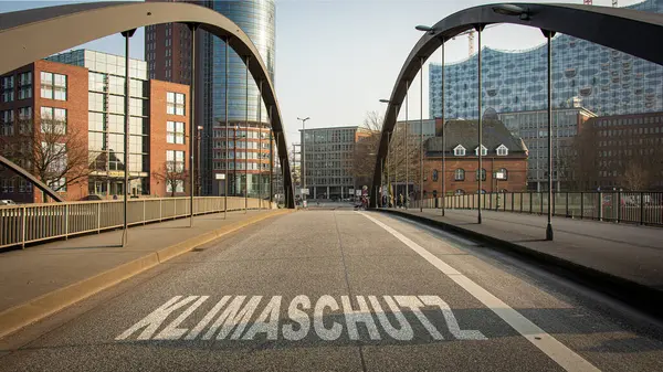 Almancada iklim korunması yönünde işaret direkleri olan bir resim